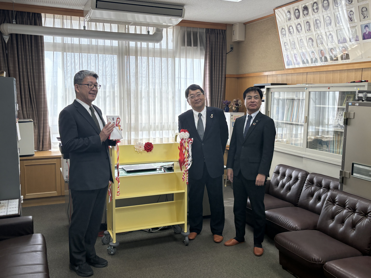 高浜小学校へ移動式本棚を寄贈しました📚